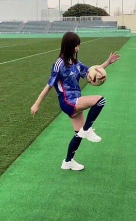 日向坂46影山優佳リフティング (11)