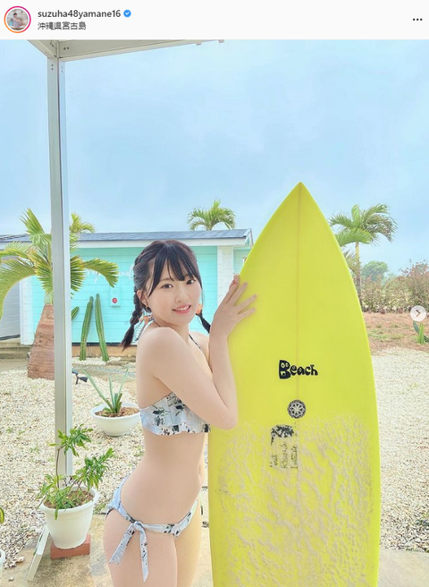 山根涼羽の初水着グラビア