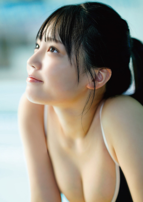 鈴原すずSTRiKE!水着グラビア写真集
