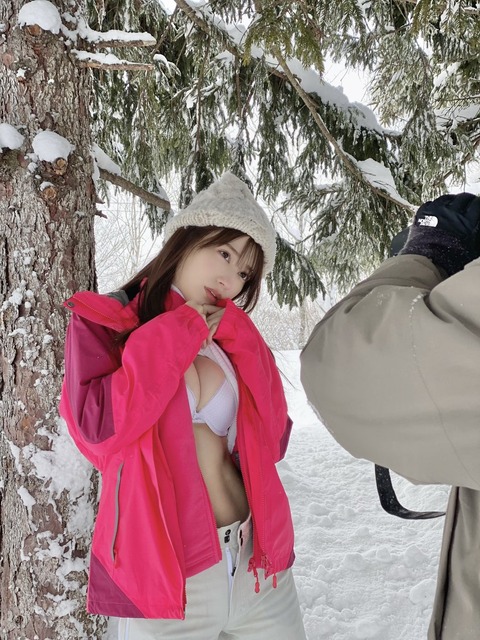 雪平莉左の1st写真集『とろける。』