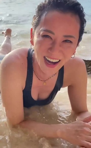 鈴木砂羽52歳水着ショット (3)