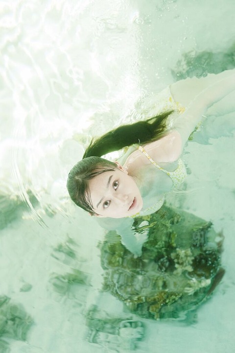 鈴木絢音1st写真集「光の角度」