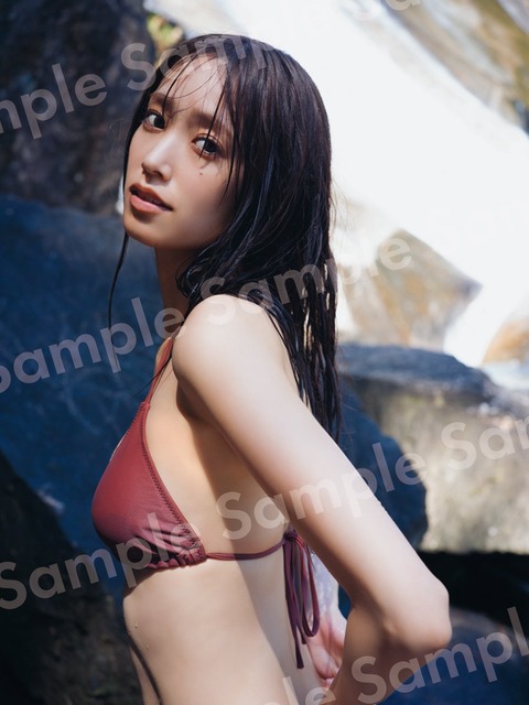 日向坂46佐々木久美1st写真集『めくる日々』水着カット
