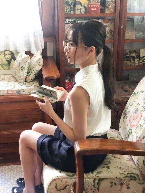 鈴木絢音1st写真集「光の角度」