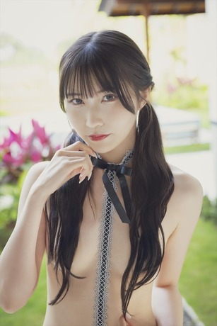 【画像】現役アイドル、1st写真集でほぼ全裸になってしまうwwwwww伊織芽衣、髪ブラやケツ丸見えランジェリーで限界露出！！！