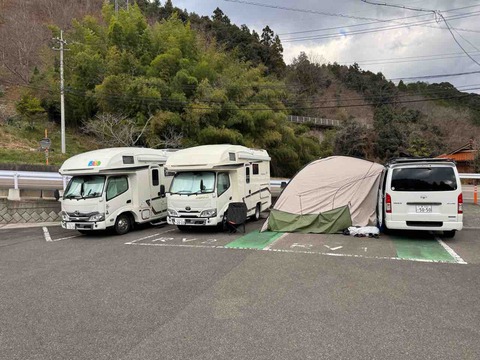 D127AD70-3C23-480E-A6D4-FEAAA45A7A27