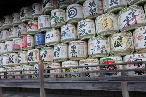 酒樽と杉玉と随神像 もっと怖いスギ花粉! : 川岸から Riverside Life