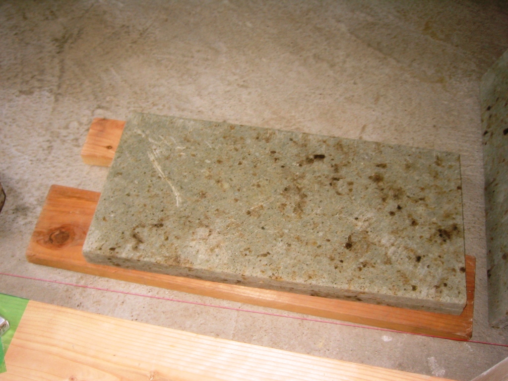 玄関 土間は大谷石 青木工務店 施工日記