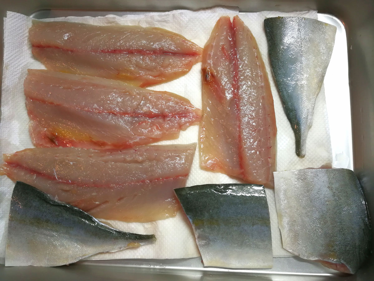 おうちご飯 フクラギの刺身 アラ汁 青木葉 Eatful Life おうちご飯 フクラギの刺身 アラ汁 青木葉 Eatful Life