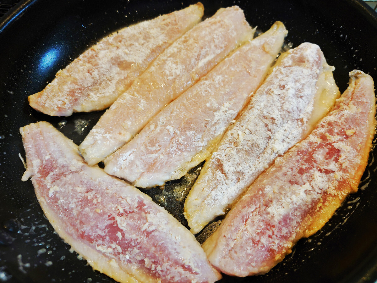 おうちご飯 ホッケのムニエル 青つぶの醤油焼き 青木葉 Eatful Life
