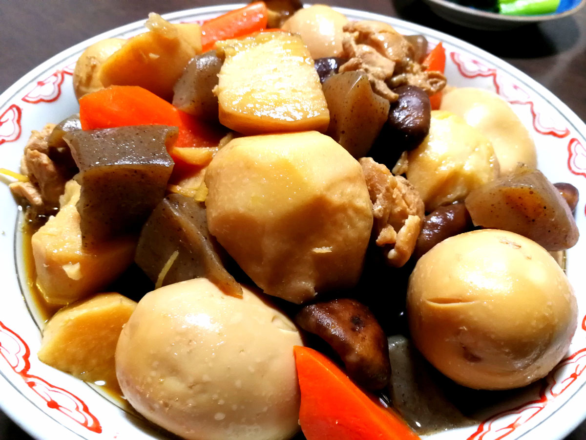 おうちご飯 鶏背肉と里芋と人参と椎茸と玉子とコンニャクの煮物 青木葉 Eatful Life