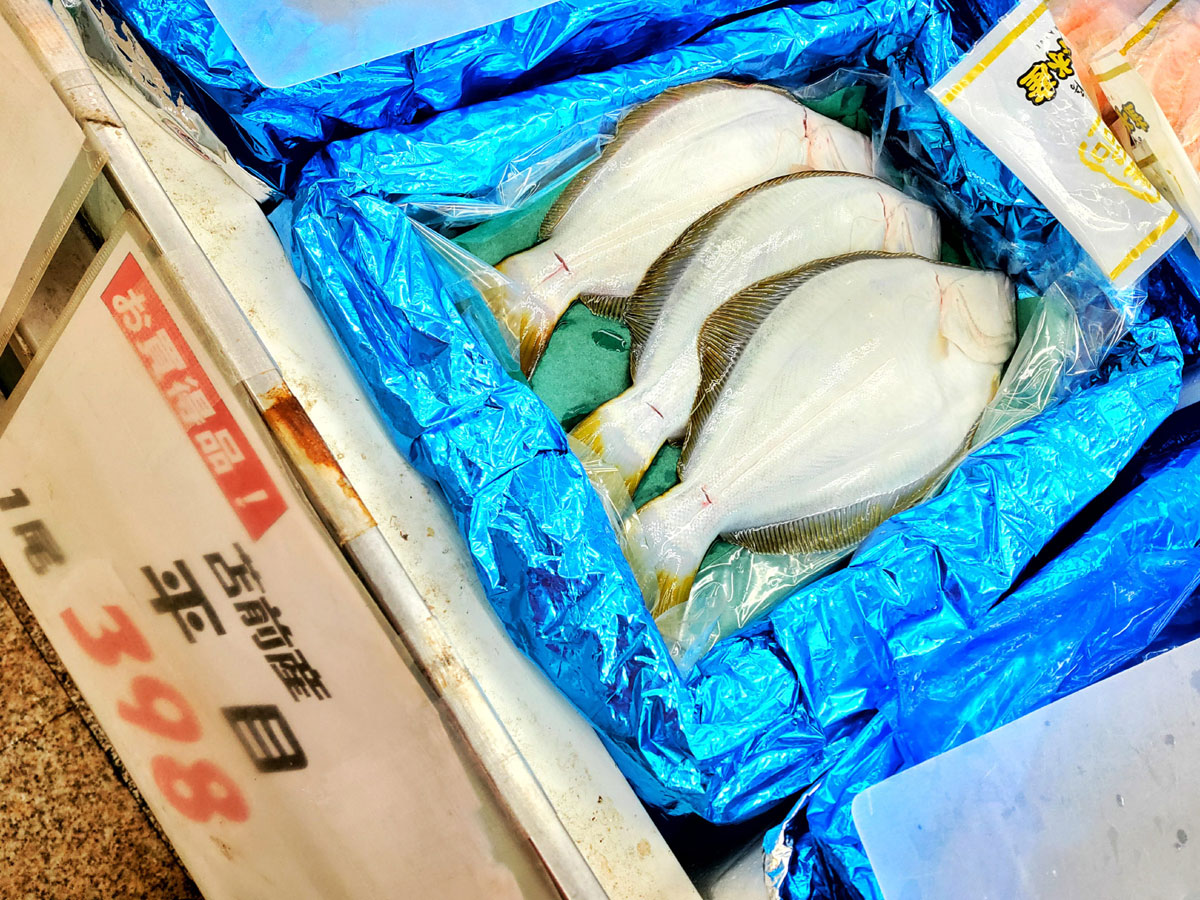 おうちご飯 ヒラメの煮付け スルメイカの刺身卵黄醤油 ゴロ味噌 青木葉 Eatful Life