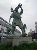 駅前の桃太郎像