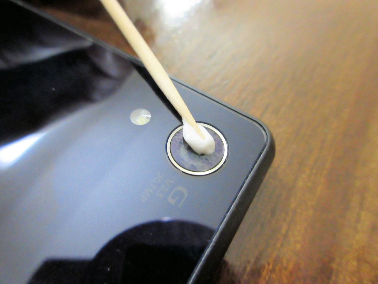 汚れたスマートフォンのカメラレンズを磨いてみた よい子はマネしないで aomのどうでもいい話 汚れたスマートフォンのカメラレンズを磨いてみた よい子はマネしないで aomのどうでもいい話