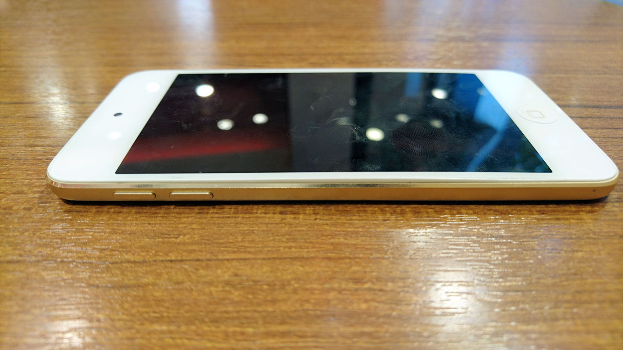 Ipod Touch 第6世代 のバッテリーが膨張した aomのどうでもいい話 Ipod Touch 第6世代 のバッテリーが膨張した aomのどうでもいい話
