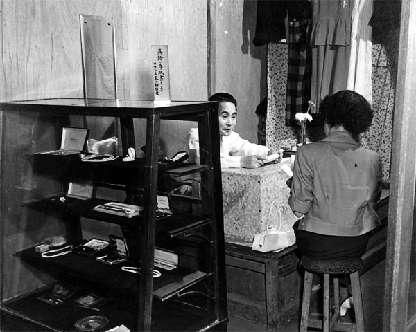 渋谷 恋文横丁 代書屋さんのカラー化 交差点コレクション