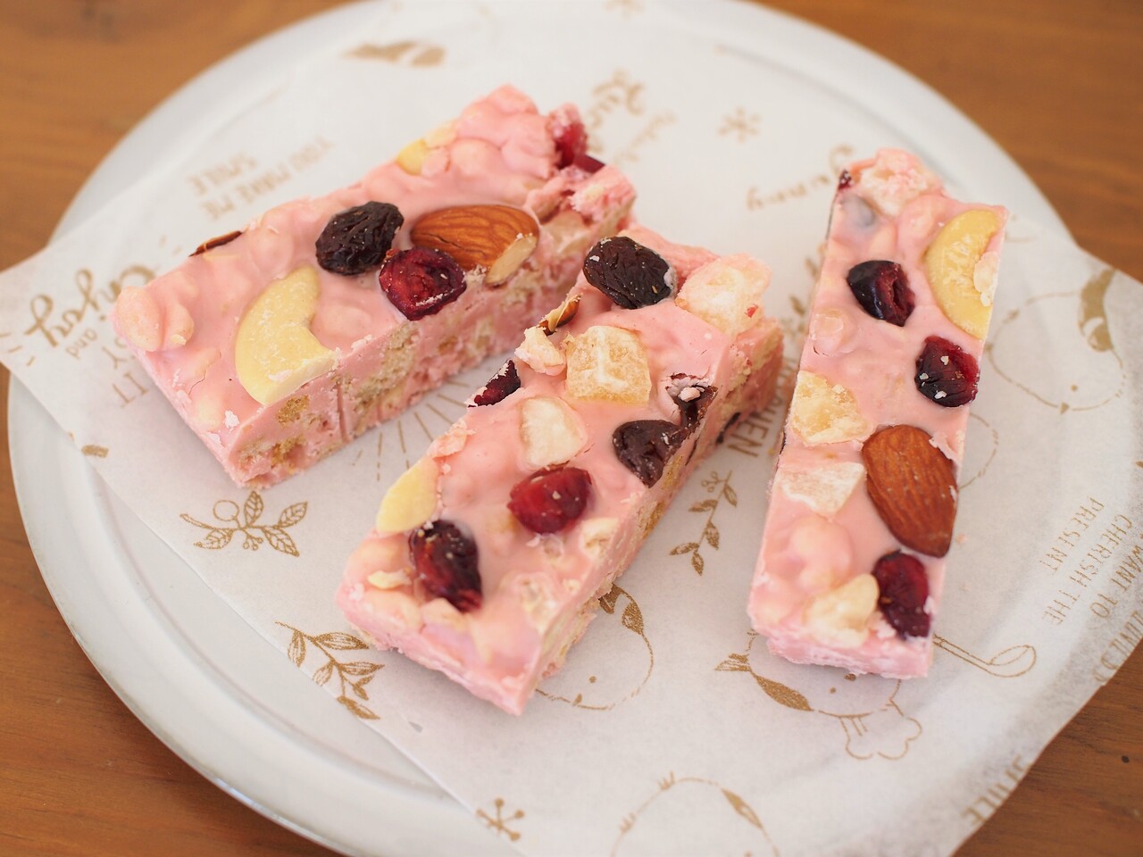 バレンタインに 溶かして固めるだけ ナッツ ドライフルーツのストロベリーチョコバー 気まぐれキッチン Andante バレンタインに 溶かして固めるだけ ナッツ ドライフルーツのストロベリーチョコバー 気まぐれキッチン Andante