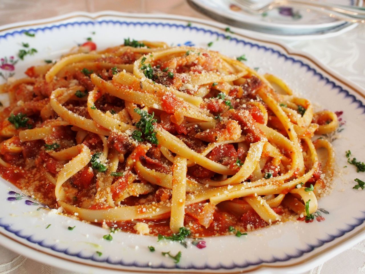 香ばしパンチェッタが決めて トマトソースのフィットチーネ 気まぐれキッチン Andante