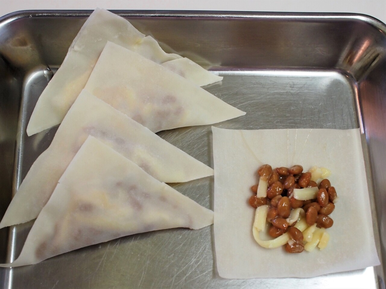ビールのおつまみに 納豆とチーズのワンタン揚げ 気まぐれキッチン Andante