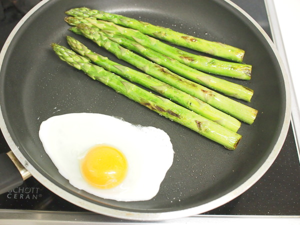 黄身がとろーり アスパラガスのビスマルク風 気まぐれキッチン Andante