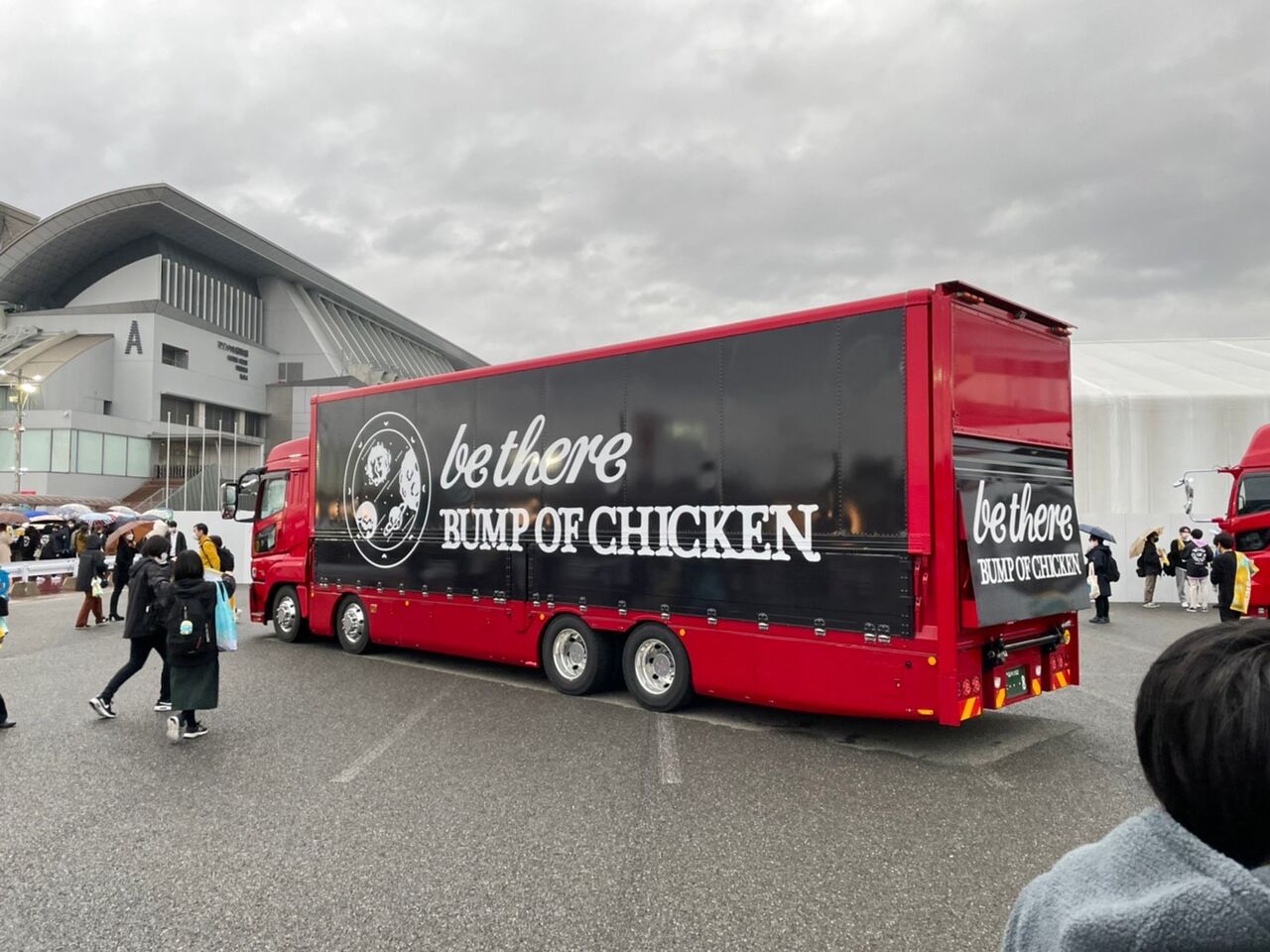 BUMP OF CHICKEN TOUR 2023 be there マリンメッセ福岡公演（218） : ベンチと星空と花びら