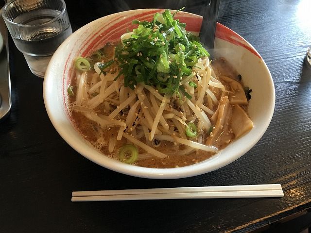 夜更かしをする 早起きもする 両方 やらなくっちゃあならないってのが 休日 のつらいところだな ベンチと星空と花びら 夜更かしをする 早起きもする 両方 やらなくっちゃあならないってのが 休日 のつらいところだな ベンチと星空と花びら