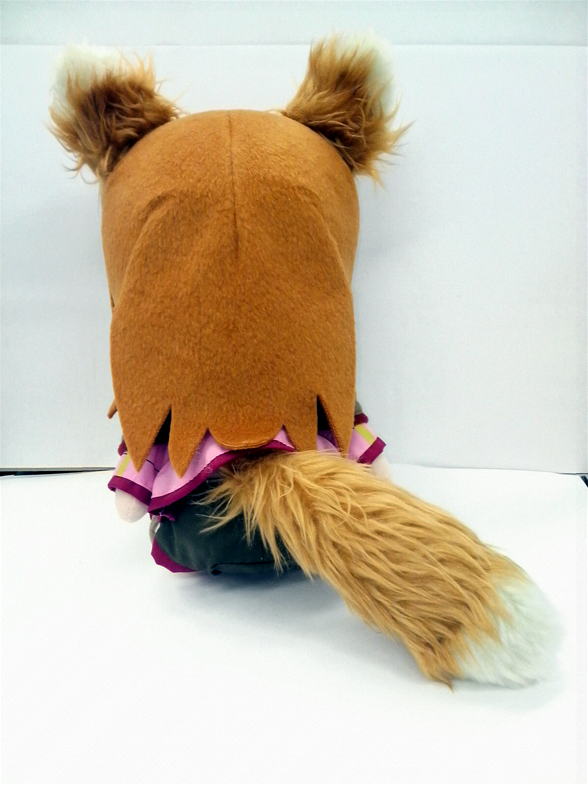 青島文化教材社、ぬいぐるみ「キャラもふ 狼と香辛料II ホロ」を発表 |