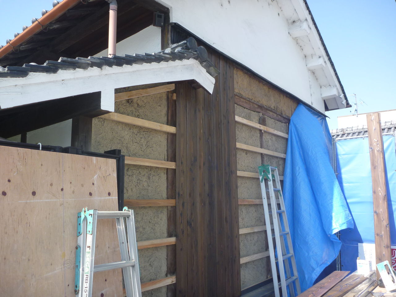トタンの壁から杉板貼りへ いい家がほしい