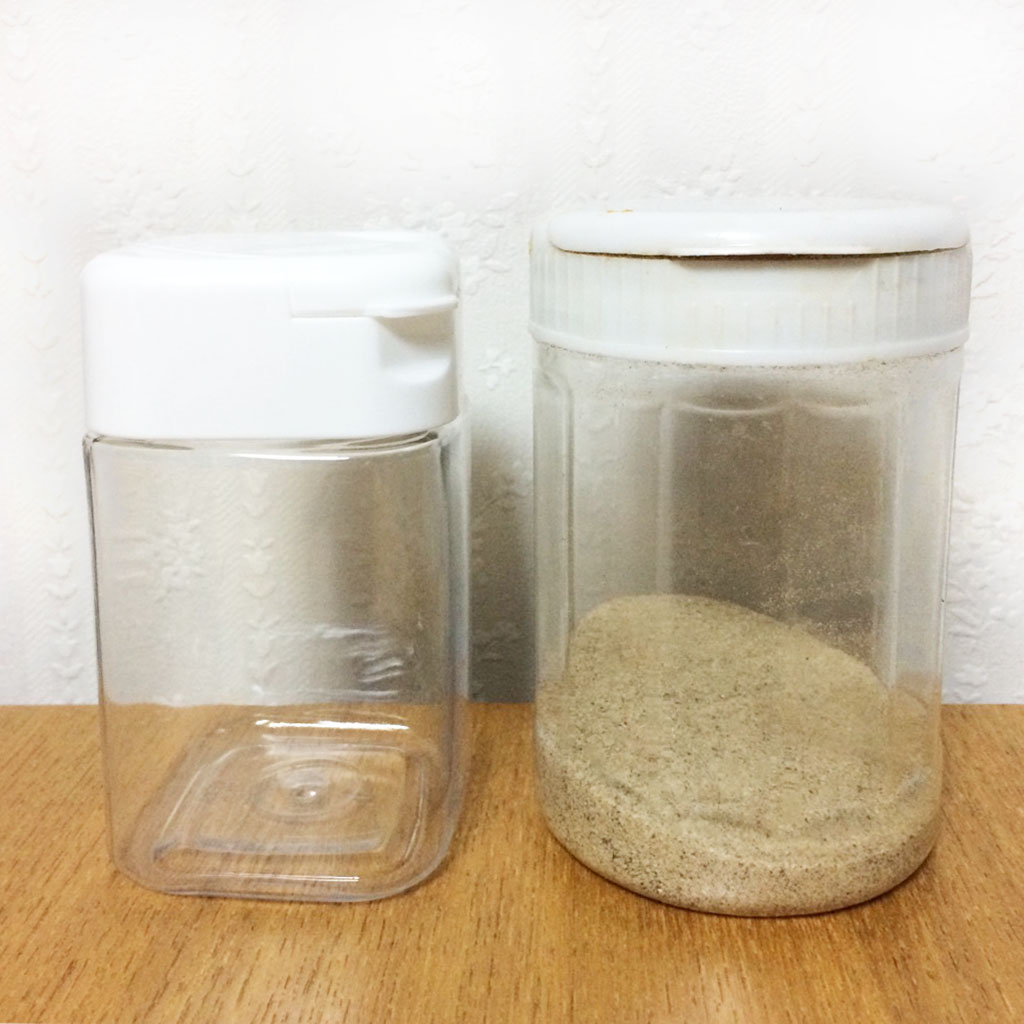 セリア シンプルでスクエアな塩こしょう入れ 調味料ボトル100円 狭小マンション3人暮らし ミニマリストになりたい母 セリア シンプルでスクエアな塩こしょう入れ 調味料ボトル100円 狭小マンション3人暮らし ミニマリストになりたい母