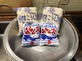 (4) 生米麹3.0kgと塩 1.0kg