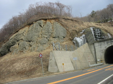弁財トンネル神恵内側道路点検04031926