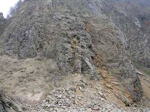 北海道古平町丸山の石英安山岩岩脈と凝灰質シルト岩、泥岩の露頭