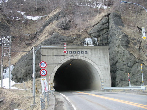 弁財トンネル泊側道路点検04031924