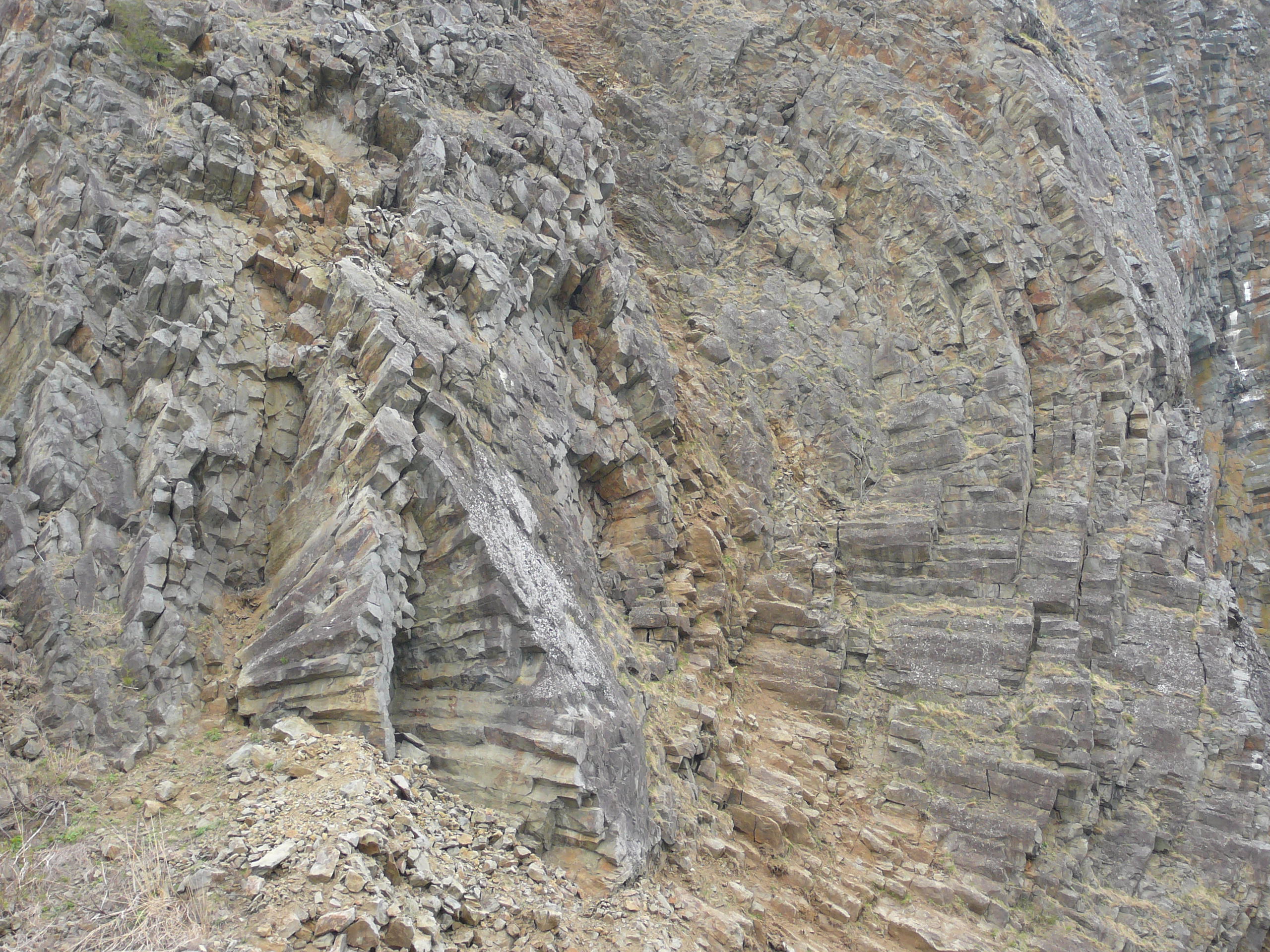 北海道古平町丸山のdykeとtfの露頭 いいじお日記