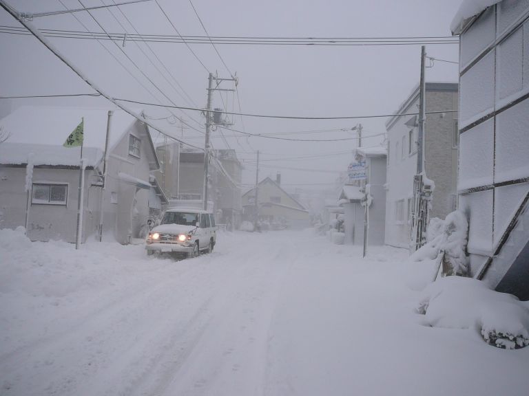荒れ模様でパニック映画のシーンみたいになっています