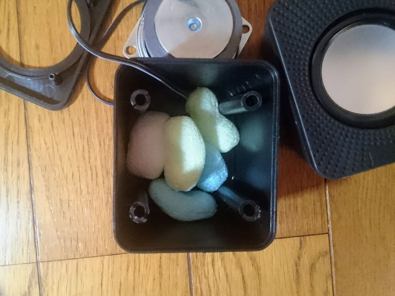 ダイソーの Usbミニスピーカー に吸音材を入れる りんご便り