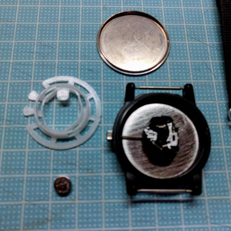 ダイソーの 500円腕時計 の電池を交換する りんご便り ダイソーの 500円腕時計 の電池を交換する りんご便り