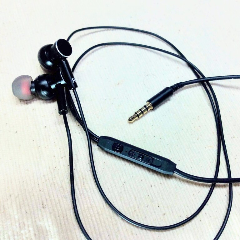 イヤホン HQ 高音質ステレオイヤホン（マイク付、HQ－005） - 100均