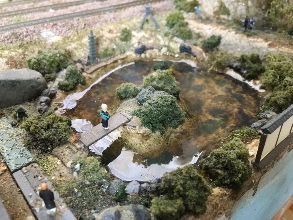 自作ジオラマ 情景の日本庭園 池 に 水 を付け足したら My 鉄道模型 Nゲージの世界 自作ジオラマ 情景の日本庭園 池 に 水 を付け足したら My 鉄道模型 Nゲージの世界