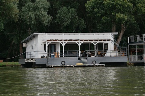 free-photo-of-a-houseboat-on-the-water-with-a-dock