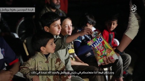 ブリュッセルの攻撃作戦を祝って子どもたちに菓子を配る