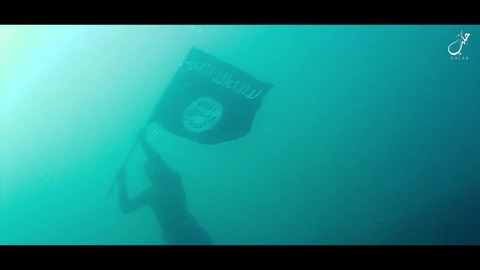 水中で翻る黒旗2