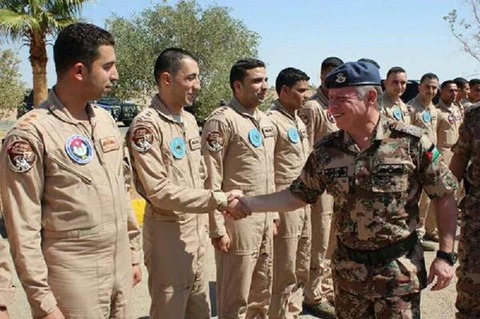 ヨルダンのアブドラ国王と拘束されたパイロット（最も左側）