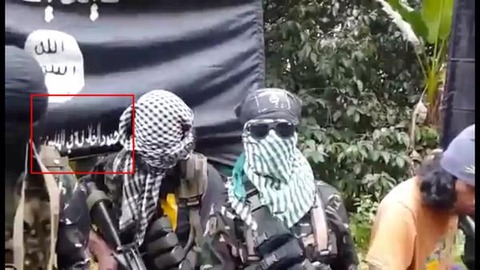 黒旗に「フィリピンのカリフの兵士」との記載