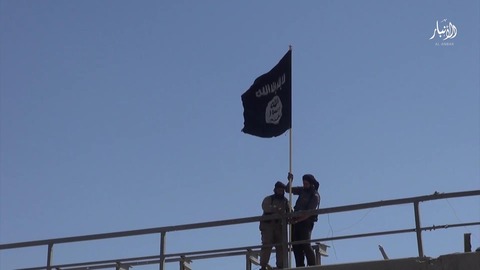 黒旗を掲げるジハード戦士たち