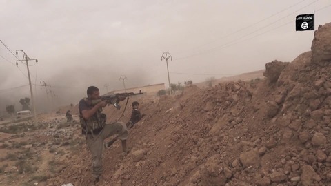 モスルの戦況を見守る少年