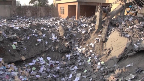 空爆による巨大な穴と散乱する書籍