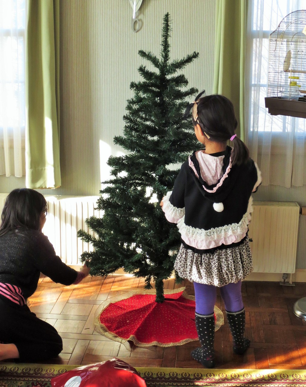 今年もレッド ゴールドのゴージャスなクリスマスツリーの出番がやってまいりました Rubis Life 今年もレッド ゴールドのゴージャスなクリスマスツリーの出番がやってまいりました Rubis Life