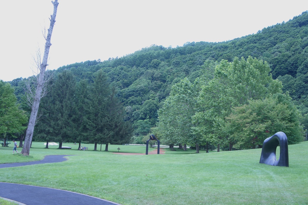 青々とした芝生の緑と大理石の白が美しい 北海道を代表する彫刻家 安田侃さんの壮大な作品群 美唄 安田侃彫刻美術館 アルテピアッツァ美唄 Rubis Life