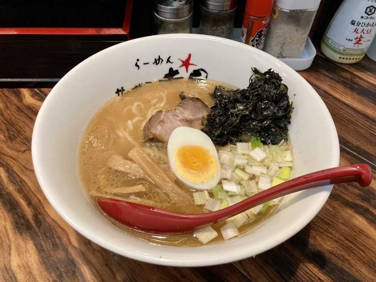 未だにワンコインでうまいラーメンを提供する姿勢はリスペクトしかない 狸小路7丁目 らーめん サッポロ 赤星 さんで醤油らーめん Rubis Life
